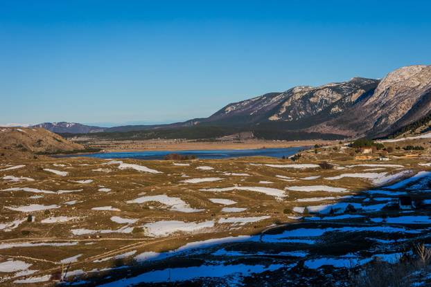 Park prirode Blidinje i zaleđeno jezero tijekom sunčanog zimskog dana