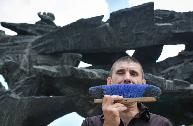 Zagreb: Performer Siniša Labrović