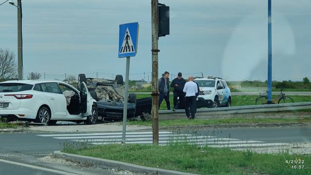 Zagreb: Jedan čovjek ozlijeđen, a auto na krovu nakon sudara