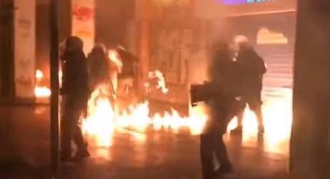 Šokantne snimke: Gori Atena! Policajce su htjeli žive zapaliti