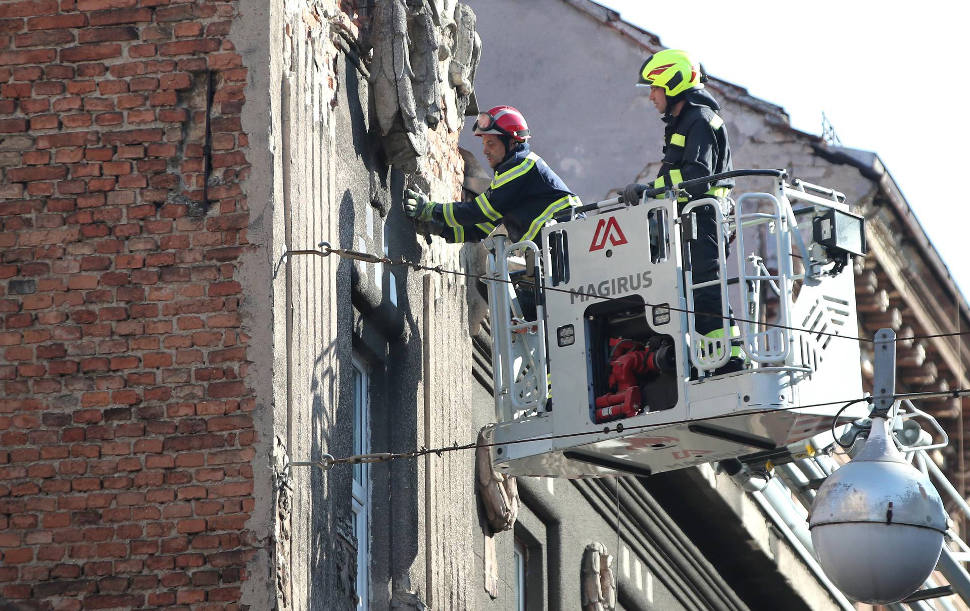 Zagreb: Vatrogasci u Ilici ruše dijelove fasada sa zgrada koji prijete prolaznicima najprometnije ulice