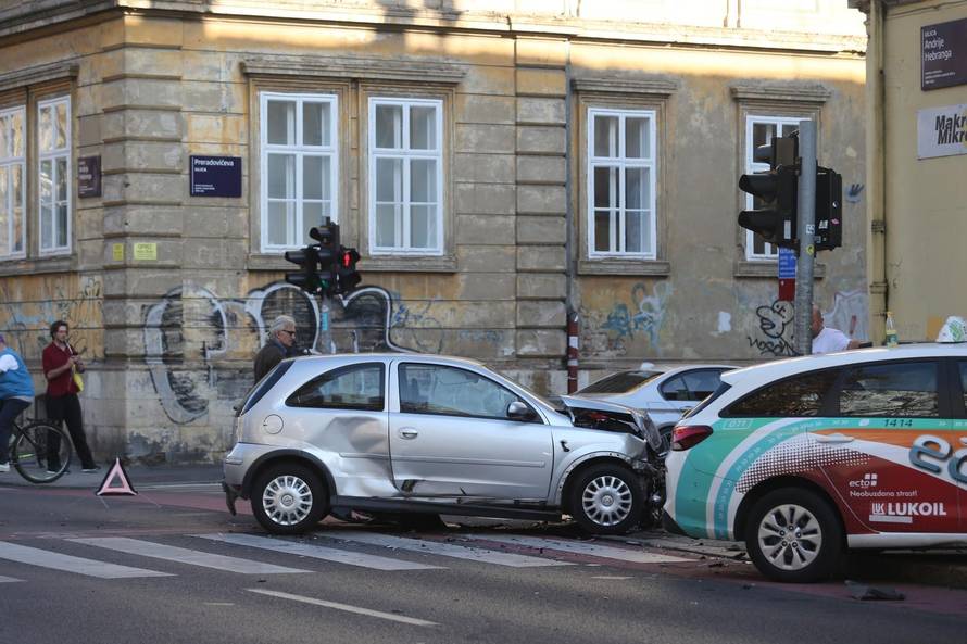 Zagreb: Prometna nesreÄa na kriÅ¾anju PreradoviÄeve i Hebrangove ulice