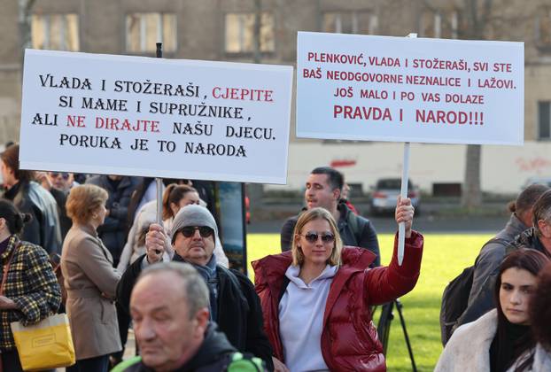 Zagreb: Okupljanje prosvjednika protiv COVID potvrda na Trgu žrtava fašizma