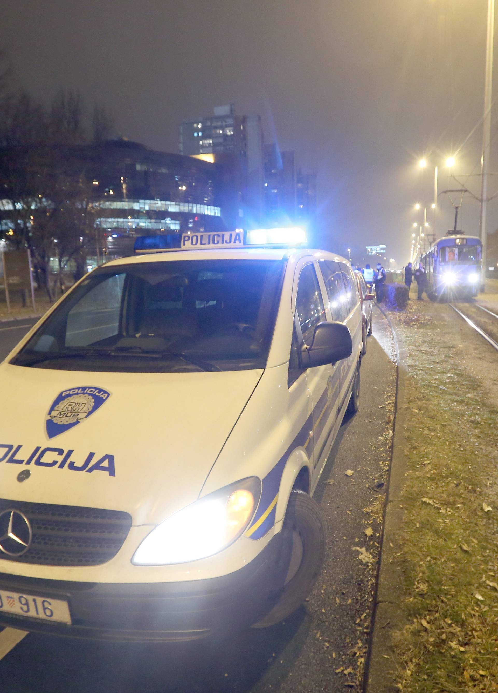 U Zagrebu tramvaj naletio na ženu dok je pretrčavala prugu