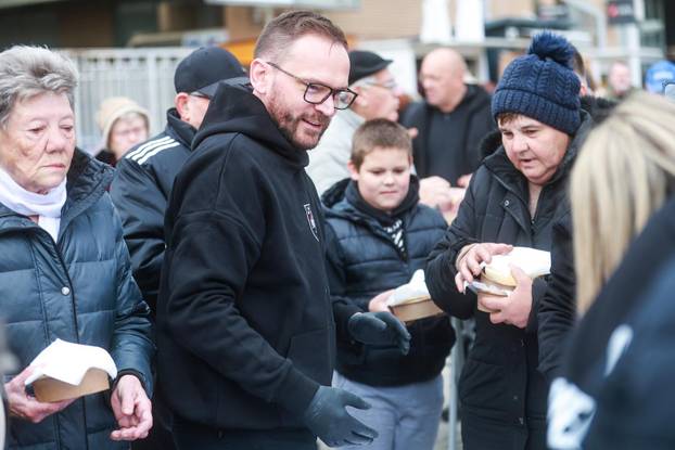 Velika Gorica: Gradona?elnik Krešimir A?kar povodom Uskrsa dijelio gra?anima prženu srdelu