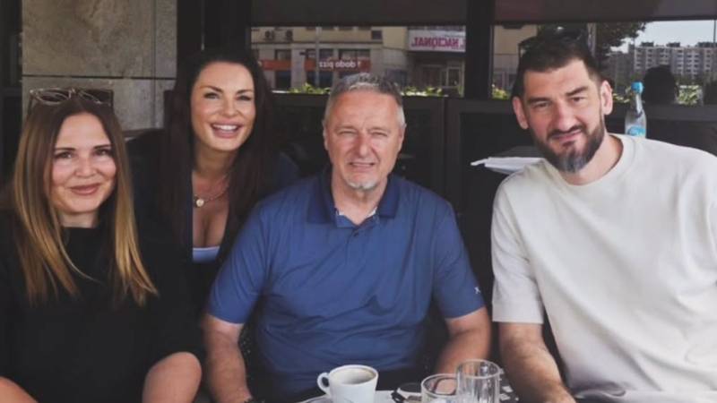 Skupilo se društvo! Alilovići pili kavu s Thompsonom i suprugom 15 dizajn bez naslova 13 SugAFYk.png