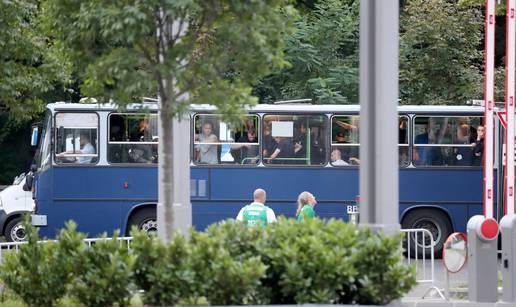 Navijači su do stadiona stigli autobusima, ima ih oko 1300