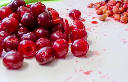 Lako očistite višnje i trešnje od koštica da plodovi ostanu čitavi