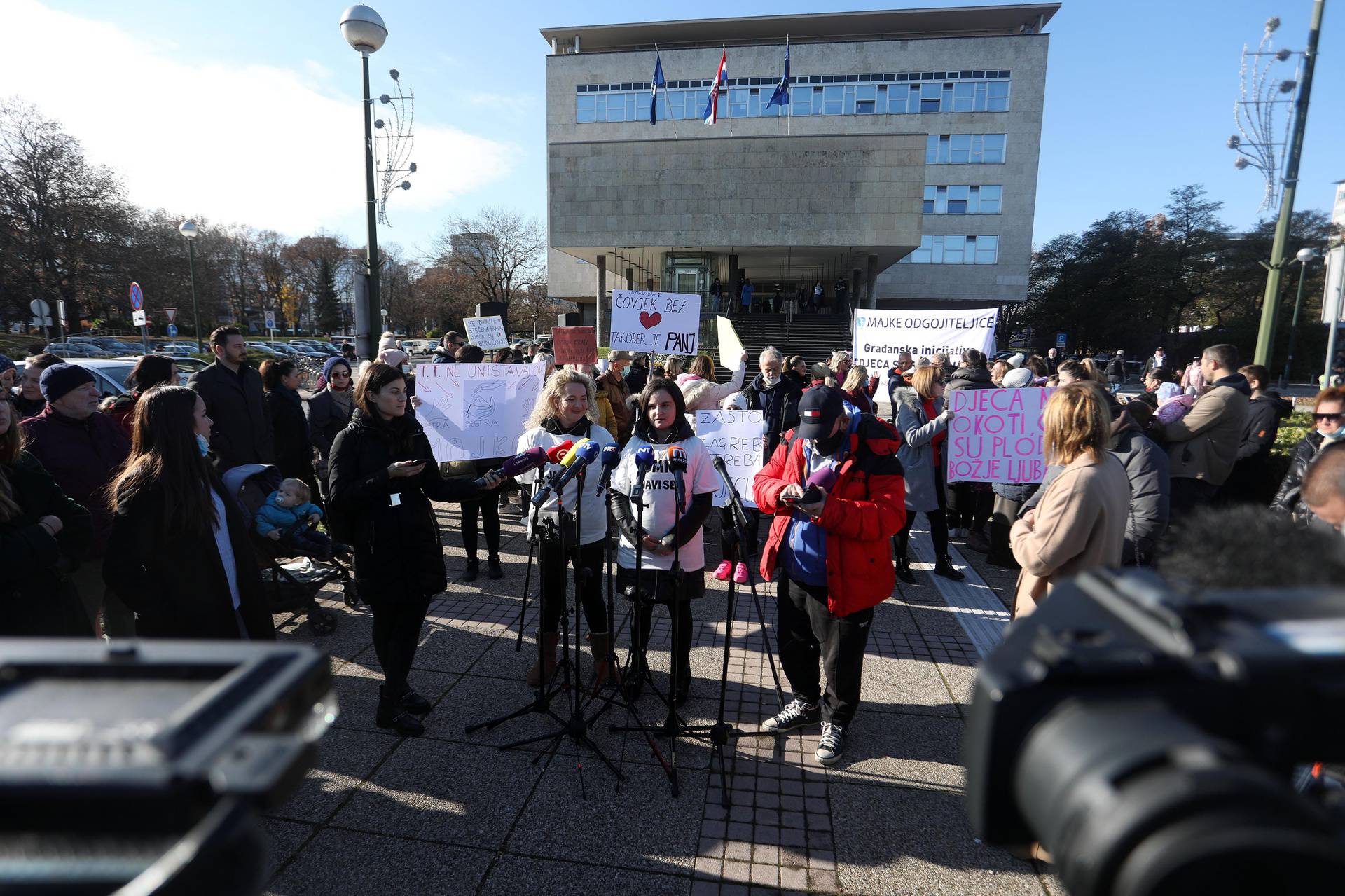 Zagreb: Prosvjed majki odgojiteljica ispred Poglavarstva grada 