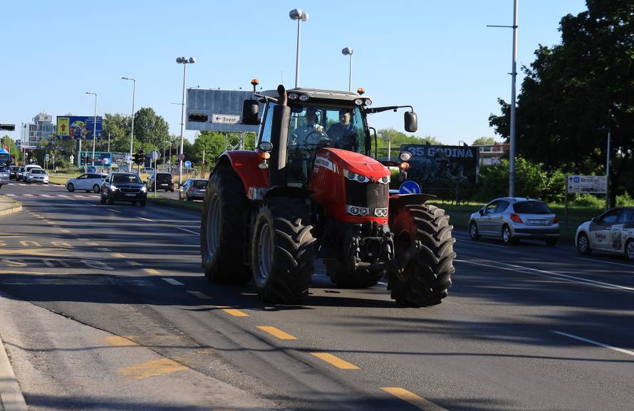 24sata Rugvica: Maturant iz Ježeva, traktorom do Građevinske škole na maturalnu večer