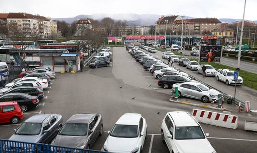 Do auta je teško bez gotovine: Stari uređaj ne prima kartice...