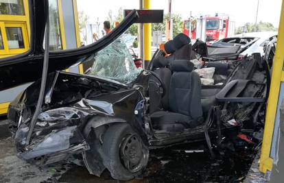 Kaos na kućicama: U nesreći smrskali auto, spašavali 4 ljudi