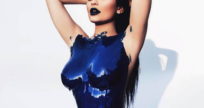 'Obukla' samo boju: Kylie seksi oblinama 'zapalila' Instagram