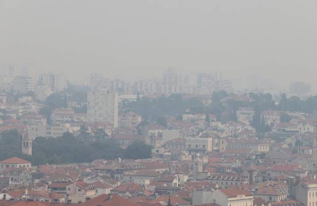 Split  prekriven dimom zbog požara kod Tomislavgrada