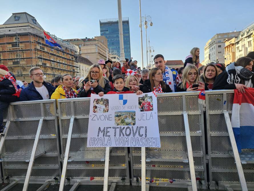 Deseci tisuća ljudi dočekali su srebrne! Trgom se orile pjesme, navijači zapalili desetak baklji