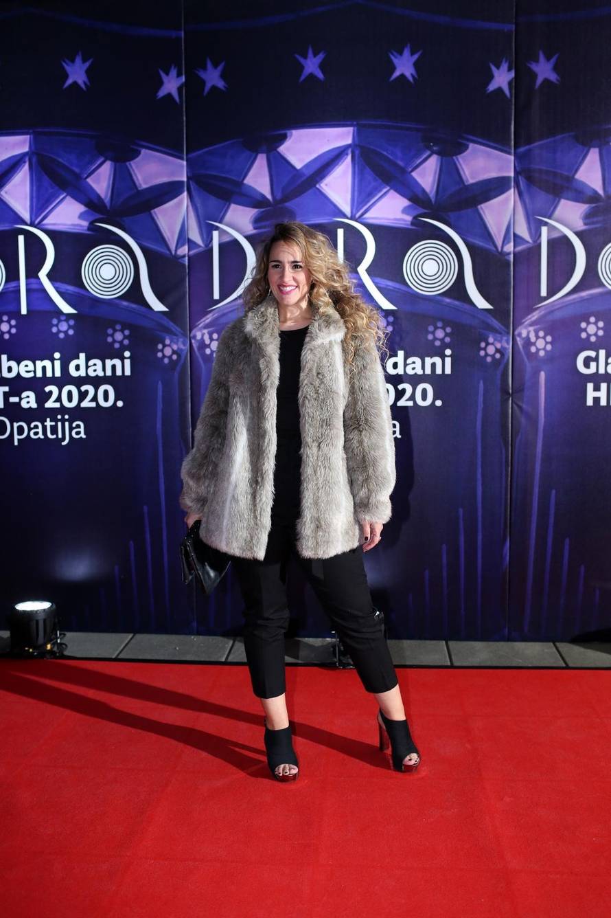 Crveni tepih Dore: Kovačiček došla prva, Indira skandirala...