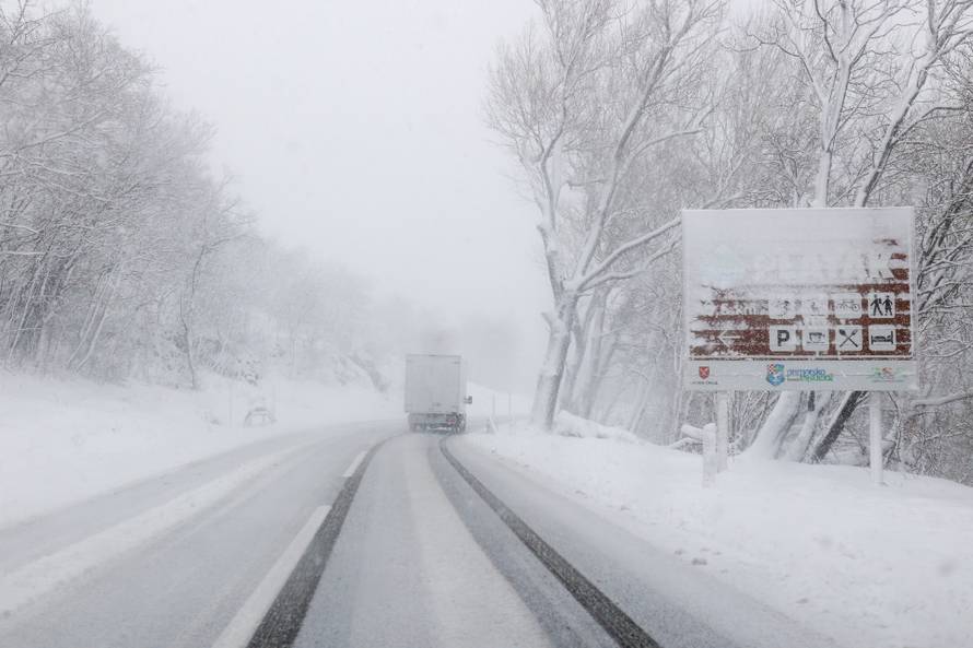 Snijeg paralizirao promet prema Rijeci