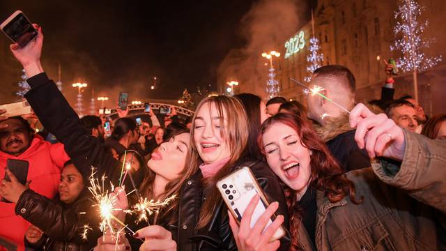 Zagreb: Konfetima umjesto vatrometa na Trgu bana Jelačića dočekana Nova 2023. godina