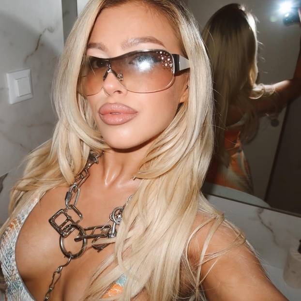 FOTO Atraktivna pjevačica preko noći nestala sa scene. Srpski nogometaš dao joj je ultimatum