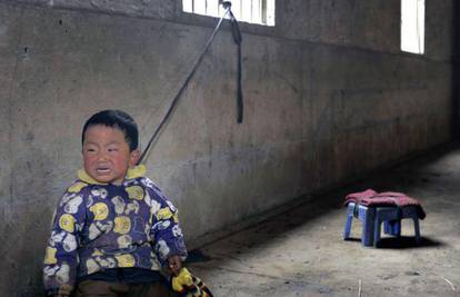 Kina: Milijuni roditelja vežu svoju djecu dok oni rade
