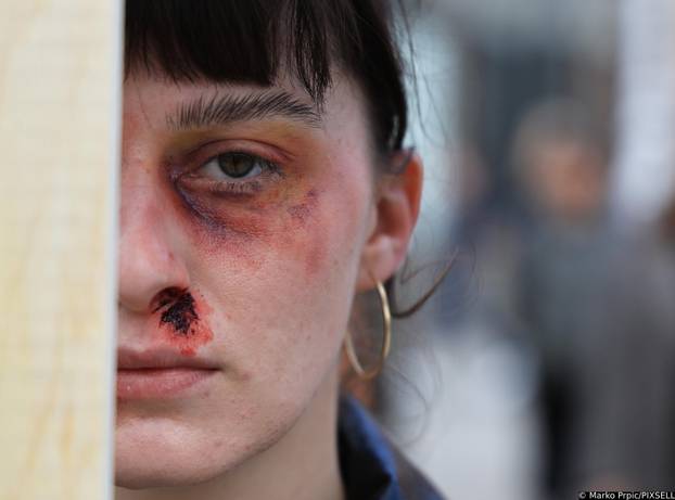 Zagreb : Na Trgu bana Josipa Jelačića, održao se kratak i snažan performans posvećen borbi protiv obiteljskog i rodno uvjetovanog nasilja