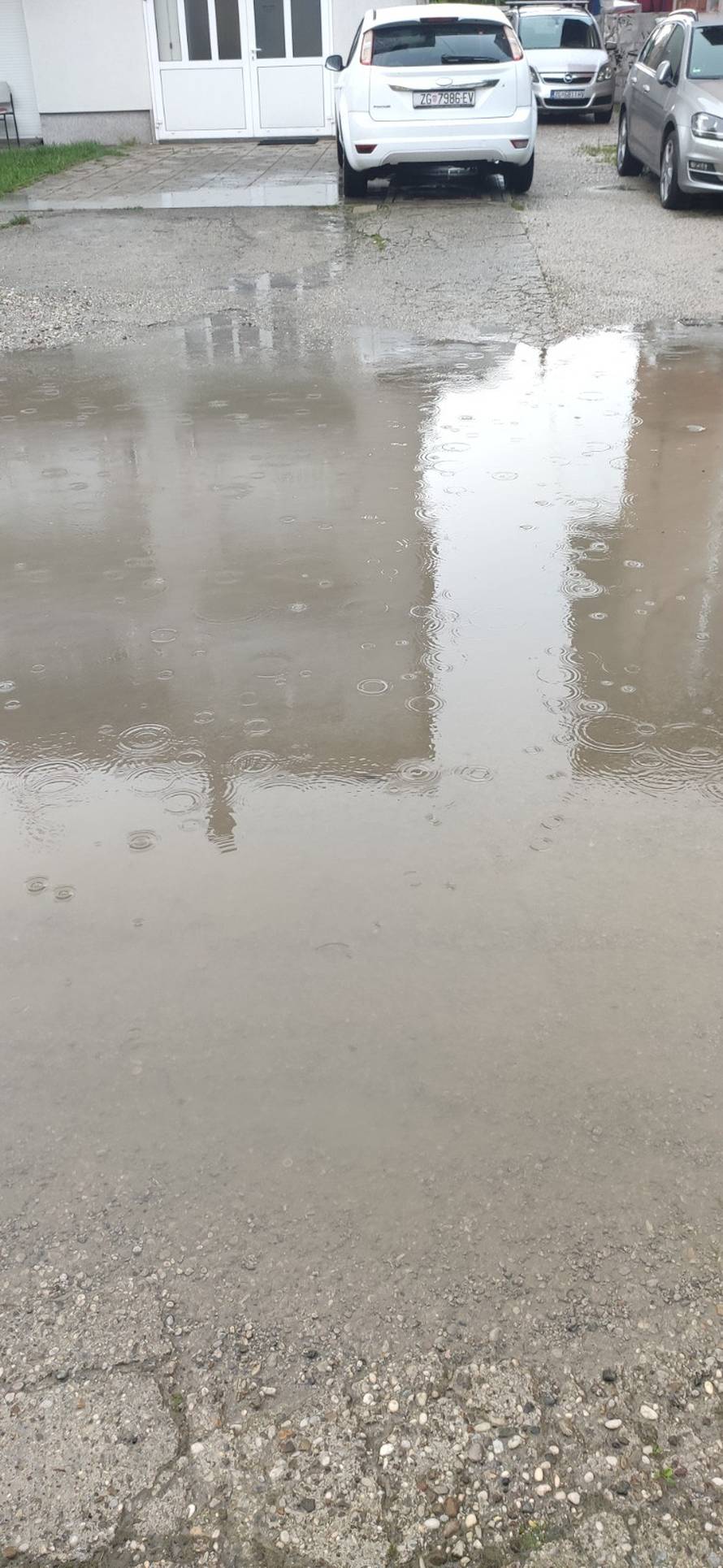 VIDEO U Zagrebu je u pola sata zabilježeno čak 40 munja, zbog poplava vatrogasci na terenu...