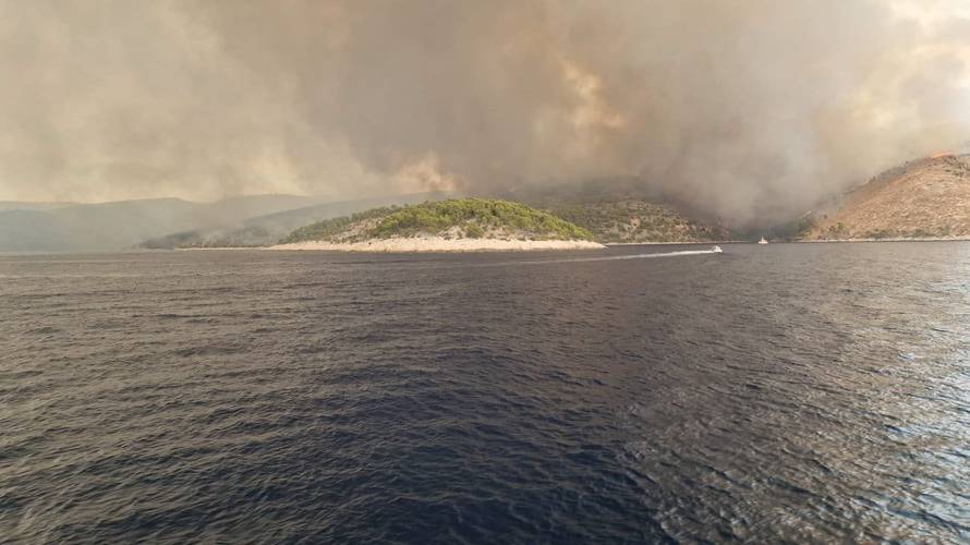 FOTO Dramatični prizori s Brača, ovako požar izgleda s mora, buktinja zahvatila 1500 hektara