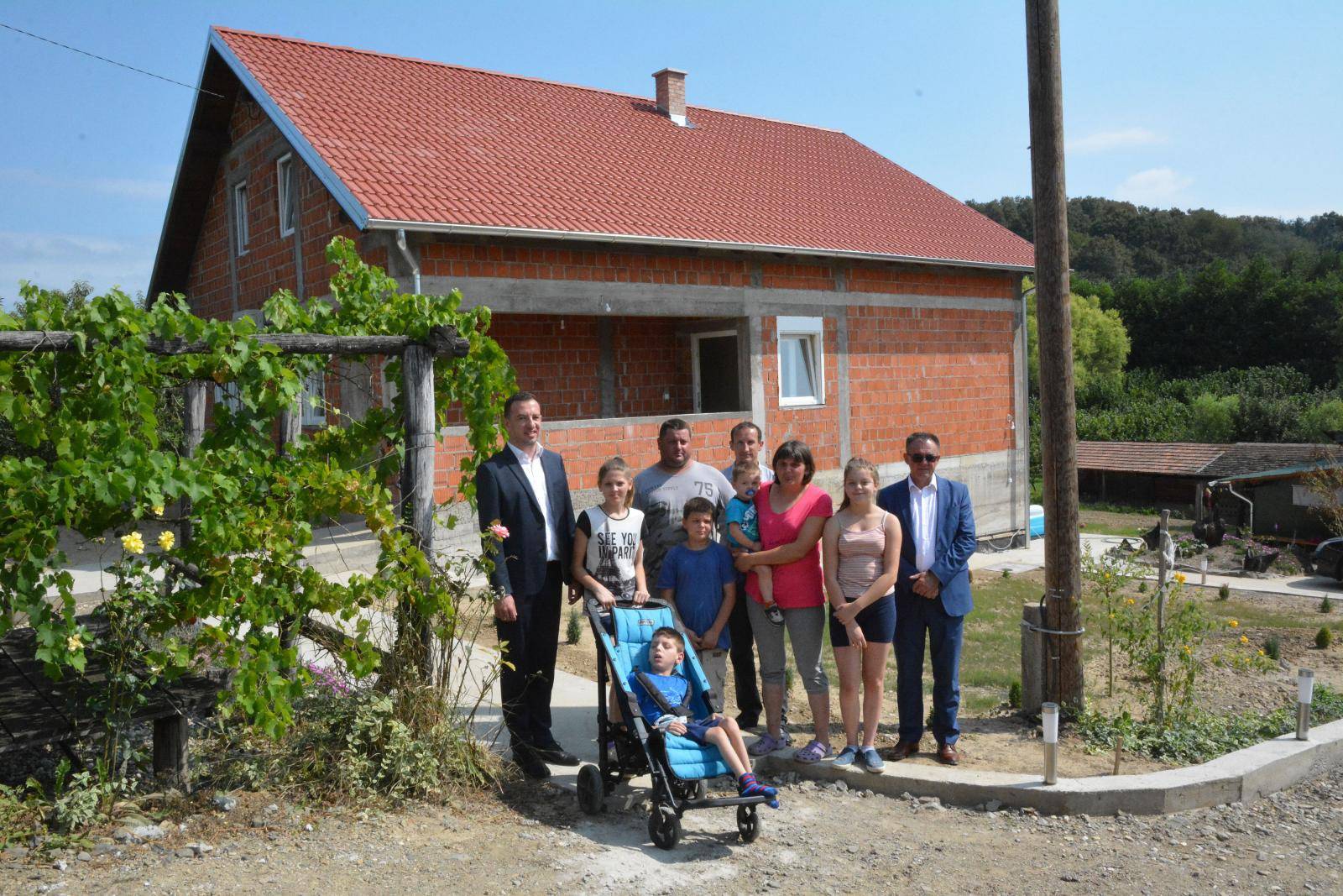 Nova Ljeskovica: SedmeroÄlana obitelj uselila se u novu kuÄu nakon Å¡to je njihva uniÅ¡tena u poÅ¾aru