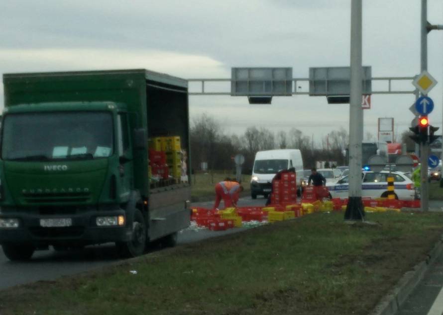 Staklena Slavonska avenija: Iz kamiona na cestu ispale gajbe