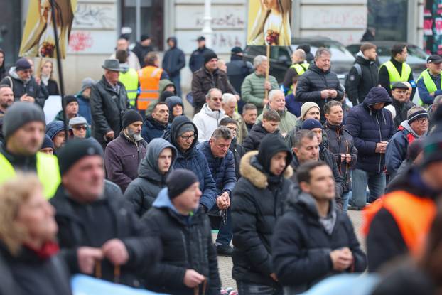 Zagreb: Interventna policija osigurava molitelje na glavnom Trgu