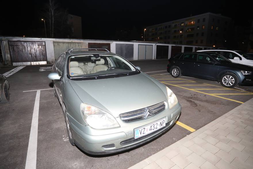 Karlovac: Osobni automobil Citroen C5 parkiran ispred stambene zgrade