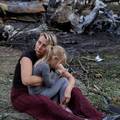 FOTO U&Zcaron;ASA Majka dr&zcaron;i dijete, u pozadini sve izgorjelo.  Novi stravi&ccaron;an napad Rusa na Kijev