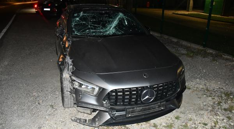 FOTO Pijan izletio kraj Zeline pa rušio sve pred sobom: Pokosio stupove i znakove Mercedesom
