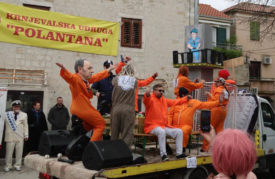 Kaštel Kambelovac: Održan Kambelovski krnjeval i zapaljen krnje “ Yugo”