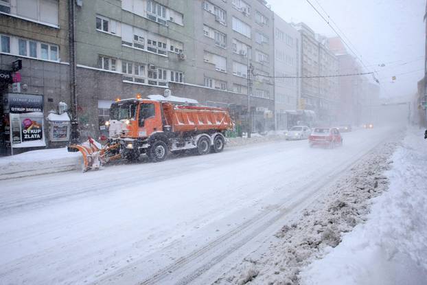 ARHIVA - Zagreb: Ralice ?iste velike koli?ine snjega na gradskim prometnicama