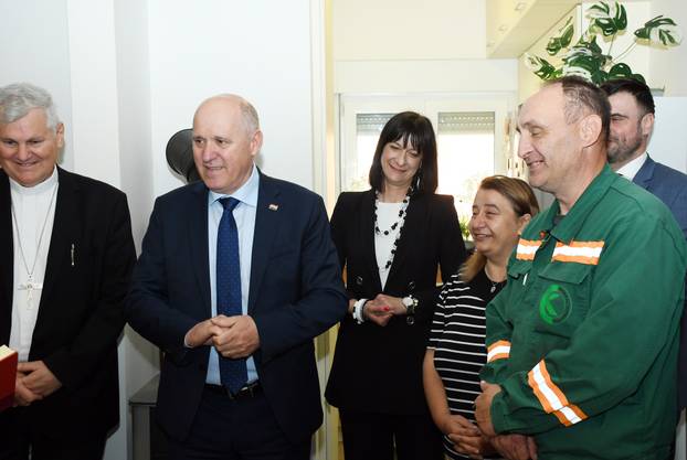 Petrinja: Ministar Bačić obišao tri obitelji koijim su izgrađene zamjenske kuće