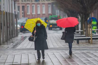 Prohladno i kišno vrijeme u Osijeku 'zatvorilo' ljude u kuću