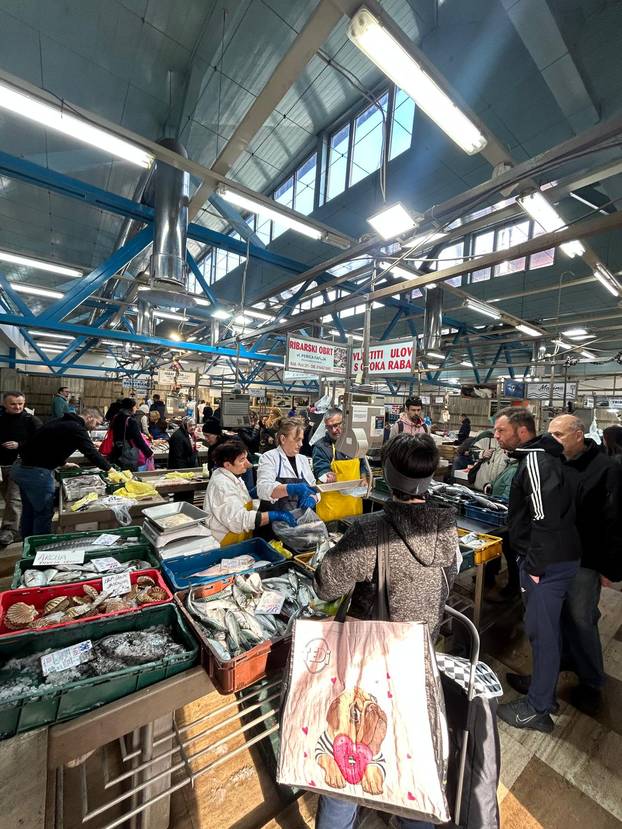 FOTO Građani šokirani! Za kilu janjetine 20 eura, rajčice po 7, a orada na Dolcu čak 28 eura