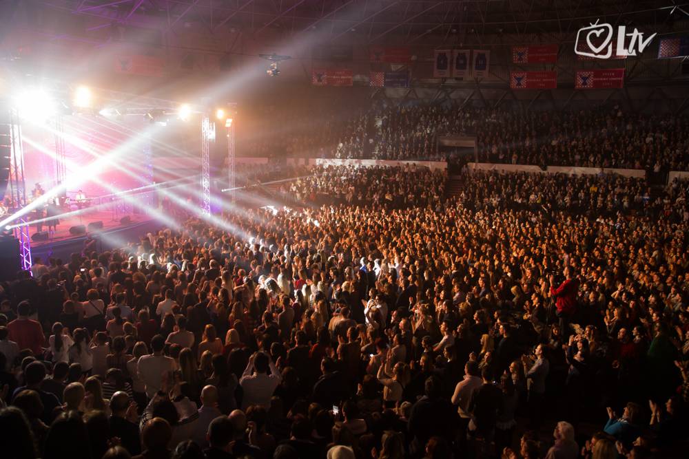 Koncert 'Pogledaj srcem' je u Ciboni oduševio tisuće vjernika