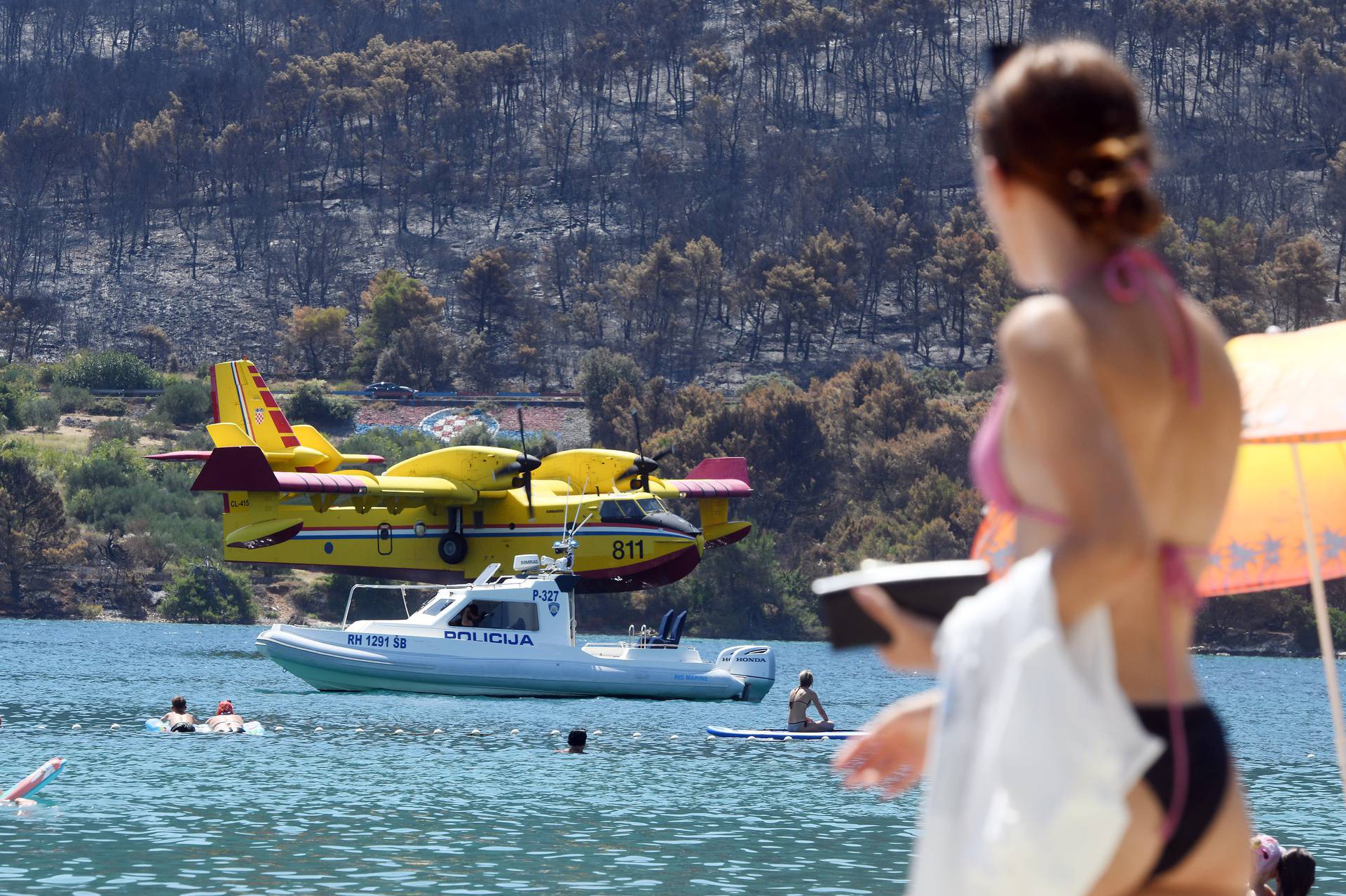 Piloti kanadera spretnim manevrima oduševljavali kupa?e u Grebaštici