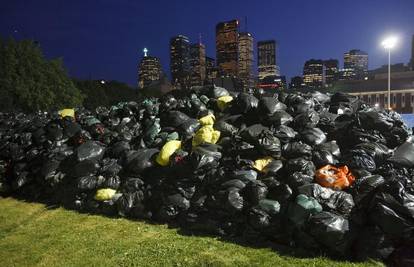 Smetlari u štrajku zatrpali su park gomilom smeća