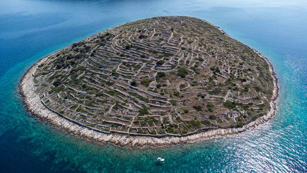 Otok Bavljenac izgleda kao divovski otisak prsta i nezaobilazna je atrakcija u šibenskom arhipelagu