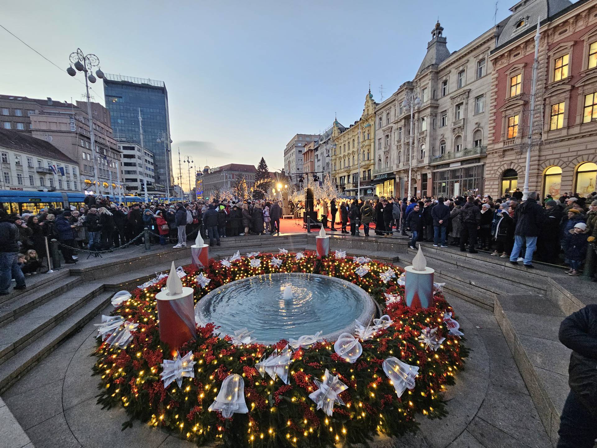 VIDEO Advent u Zagrebu: Cijeli grad okićen u božićnom duhu, upalili prvu adventsku svijeću