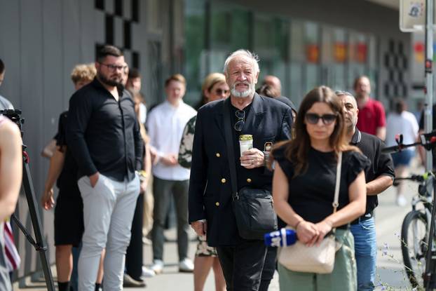 Graz: Dan nakon pokolja u školi brojni građani i učenici polažu cvijeće i pale svijeće za ubijene