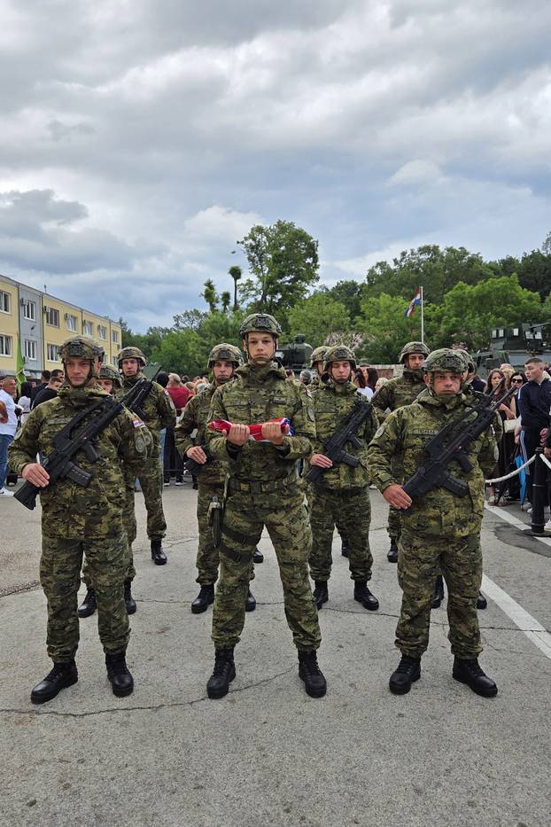 FOTO Suze i zagrljaji u Požegi: 900 novih ročnika položilo prisegu, među njima i 53 žene