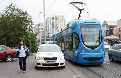Zagreb: Tramvaj naletio na pješaka, prevezli ga na Rebro