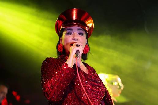 FOTO Crvena kombinacija puna &scaron;ljokica! Alka Vuica nastupila u Splitu, pogledajte njen outfit