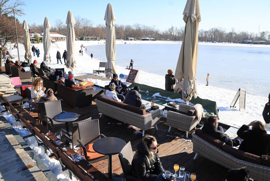 Zagreb: Sunčani ali prohladni dan na jezeru Jarun