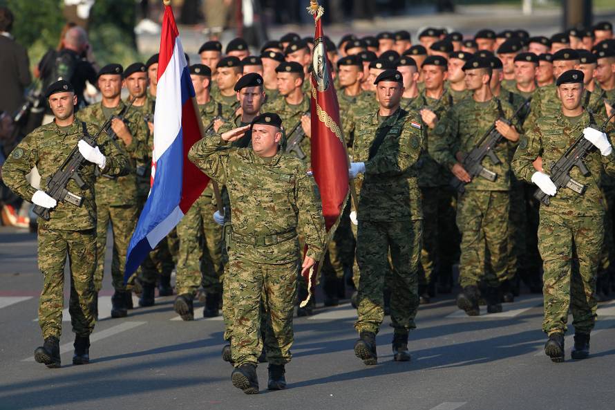 ARHIVA - Na današnji dan 2015. u Zagrebu održan veliki vojni mimohod