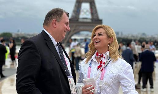 Romantika prije Olimpijskih igara! Kolinda i njezin suprug pozirali ispred Eiffelovog tornja